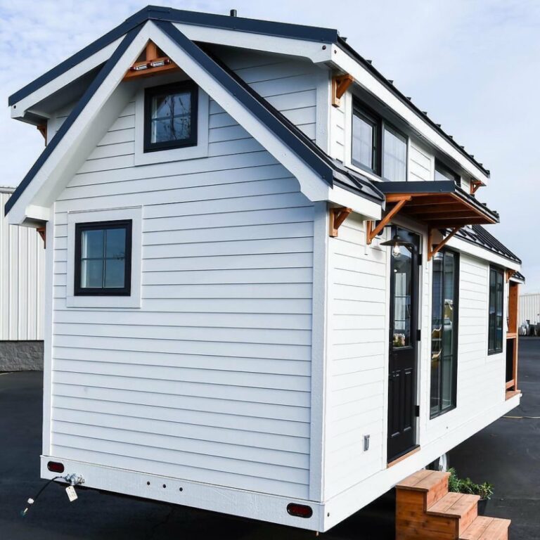 La tiny house est une petite maison sur roues, conçue pour offrir un espace de vie confortable et fonctionnel tout en étant compacte et facilement transportable. Elle est généralement recouverte d'un matériau de finition durable, tel que le bois, le métal ou le composite. En regardant vers l'avant de la maison, vous remarquerez une grande baie vitrée qui permet une vue imprenable sur l'extérieur. La baie vitrée est généralement facilement accessible depuis l'intérieur de la maison. Sur le toit de la tiny house, vous pourriez voir des panneaux solaires ou des ouvertures pour la ventilation naturelle. Ces éléments contribuent à une utilisation efficace de l'énergie tout en permettant une lumière naturelle abondante à l'intérieur. Le porche ou la terrasse située à l'avant de la maison offre un espace extérieur confortable pour se détendre et profiter de l'environnement extérieur. La terrasse peut être équipée de rampes pour faciliter l'accès pour tous. Les roues de la tiny house sont souvent cachées sous la structure de la maison pour donner l'impression d'une construction permanente plutôt que d'un véhicule. Les roues permettent de déplacer facilement la maison, la rendant idéale pour les personnes qui souhaitent explorer différentes régions ou qui ont besoin de changer de lieu de résidence. En fin de compte, la tiny house est une solution de logement compacte et écologique, offrant une alternative abordable et durable aux maisons traditionnelles. Son design minimaliste et sa mobilité la rendent idéale pour ceux qui cherchent à vivre de manière plus simple et à réduire leur impact sur l'environnement.